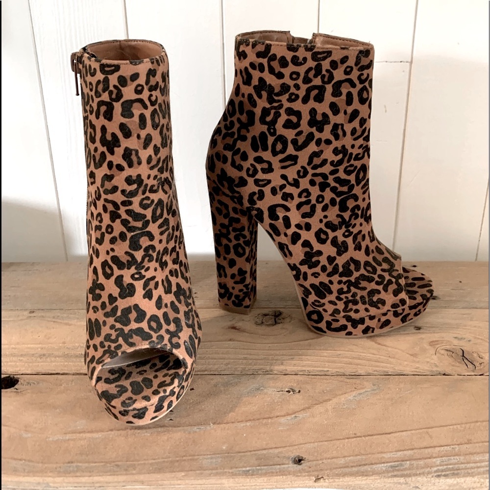 NWOT Cheetah Leopard Print Retro 60’s 70’s Peep Toe High Heel Boots with Zipper